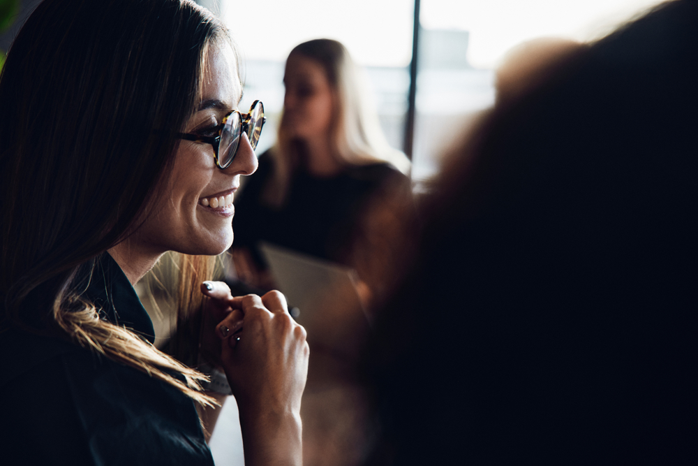 En leende person i ett möte